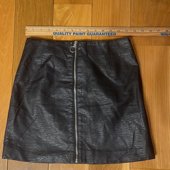 Faux leather mini skirt sz 6 - Picture 2 of 9